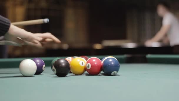 Tiro de bilhar americano, piscina de nove bolas. Pessoas a jogar snooker — Vídeo de Stock