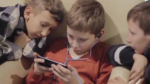 Pojkar vänskap, teknik och koncept - manliga vänner med smartphone — Stockvideo