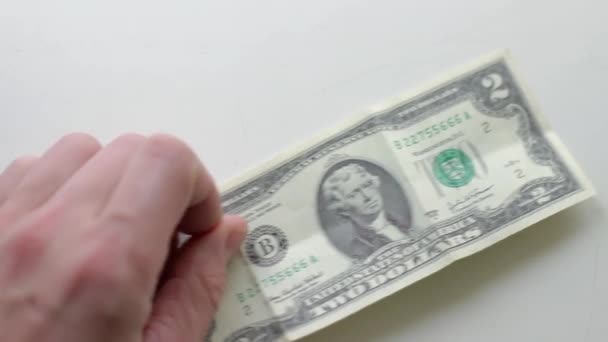 2 Dollar- und 5 Dirham-Banknoten und Bitcoin-Zählhand — Stockvideo