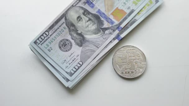 Billetes de 100 dólares y bitcoins toman las manos — Vídeos de Stock