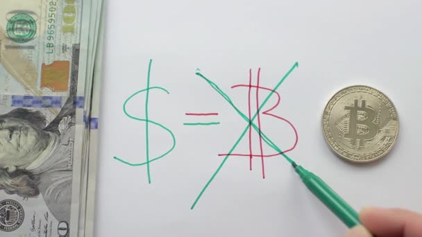 Банкноты и биткойн на фоне символов — стоковое видео