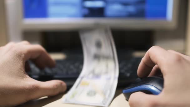 Billetes de dólares cayendo en el teclado — Vídeo de stock