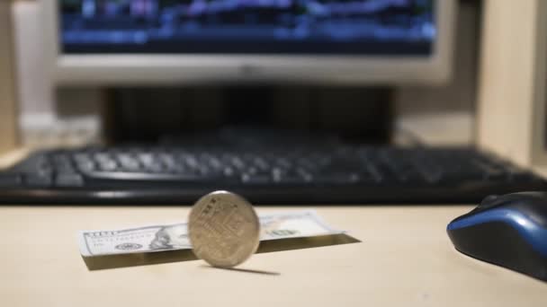 Bitcoin está girando e notas de dólares caindo perto do computador — Vídeo de Stock