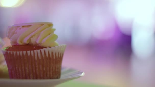 Pastel en plato sobre fondo colorido — Vídeo de stock