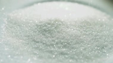 Yavaş yavaş yığının üstüne kazık şeker çizikler. Kristalize beyaz şeker, studio video