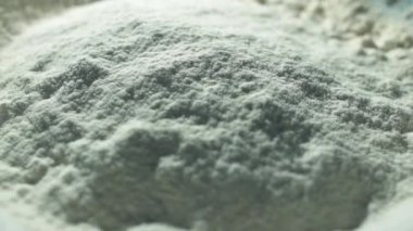 bir elekten düşen beyaz kek un