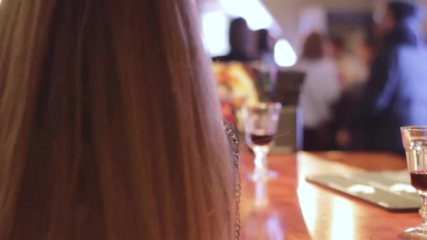 Jeune femme profiter de cocktails près du comptoir du bar — Video