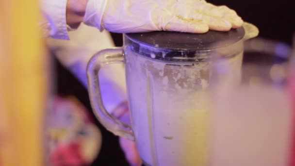 Бармен робить смузі в блендері в барі — стокове відео