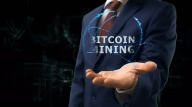 İşadamı kavramı hologram Bitcoin madenciliği elini üzerinde gösterir.