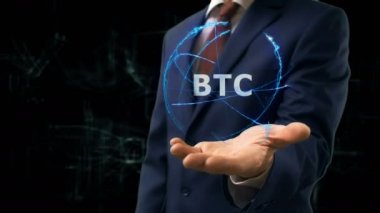 İşadamı kavramı hologram Btc elini üzerinde gösterir.