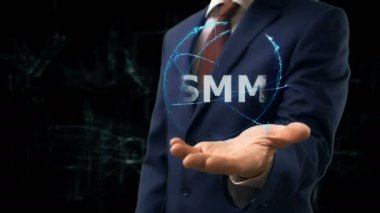 İşadamı kavramı hologram Smm elini üzerinde gösterir.