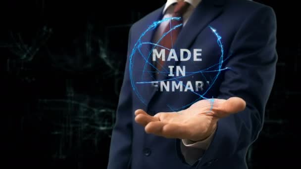 Бизнесмен показывает концептуальную голограмму Made in Denmark на руке — стоковое видео