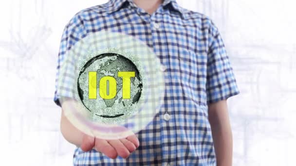 Молодий чоловік показує голограму планети Земля і текст IoT — стокове відео