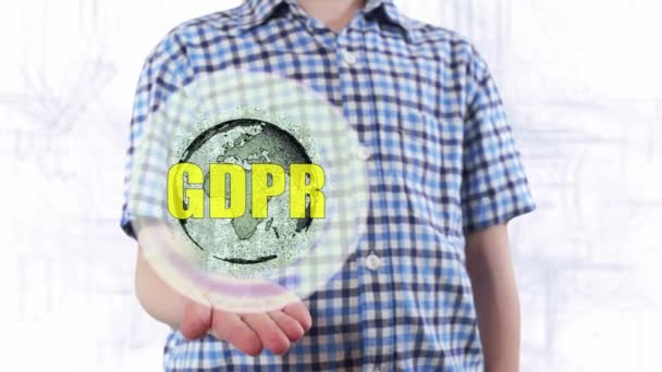 Anak muda menunjukkan hologram planet Bumi dan teks GDPR — Stok Video