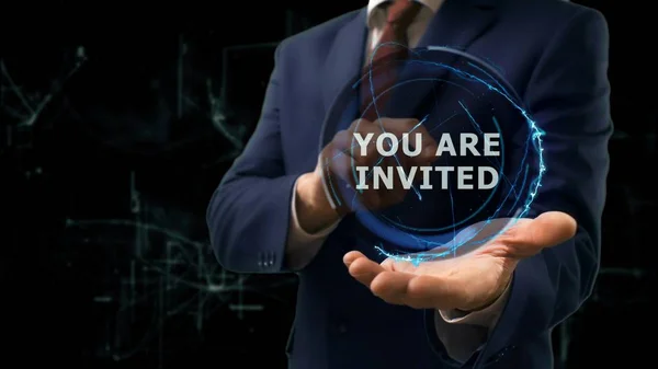 İşadamı kavramı hologram eline davet ediyoruz gösterir