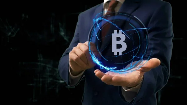 İşadamı kavramı hologram işareti Btc elini üzerinde gösterir.