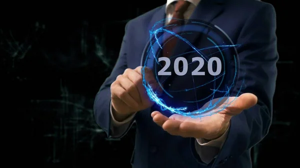 Empresario muestra holograma conceptual 2020 en su mano — Foto de Stock