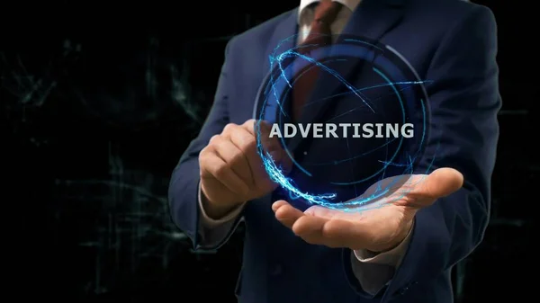 Бизнесмен показывает концептуальную голограмму с рекламой на руке — стоковое фото