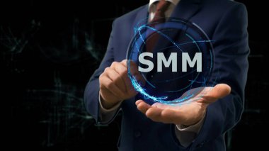 İşadamı kavramı hologram Smm elini üzerinde gösterir.