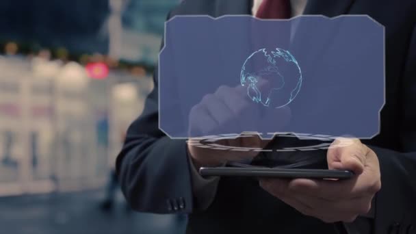 Omul de afaceri folosește holograma Vânzări — Videoclip de stoc