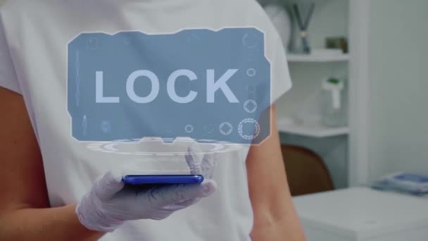 Dokter dengan kunci hologram — Stok Video