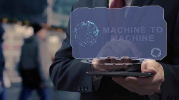 Επιχειρηματίας χρησιμοποιεί ολόγραμμα μηχάνημα για τη μηχανή — Αρχείο Βίντεο