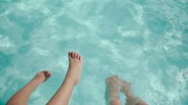 Bacaklardan su sıçrıyor.