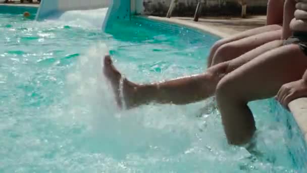 从腿上泼水 — 图库视频影像