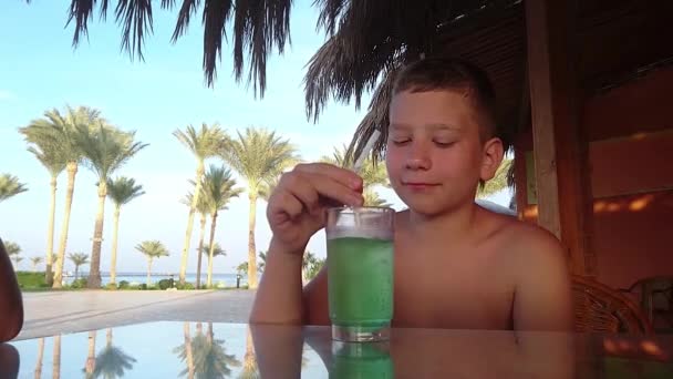 Adolescente bebe un cóctel verde de verano — Vídeo de stock