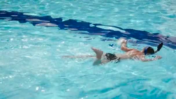 Úszó fiú víz alatti maszkban. — Stock videók