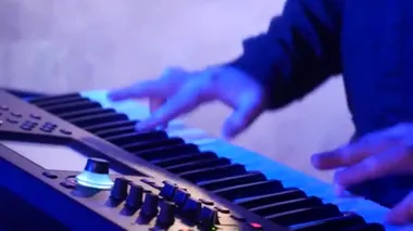 Adam iki eliyle piyano çalıyor.