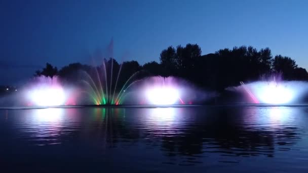 Coloridas fuentes de agua — Vídeos de Stock