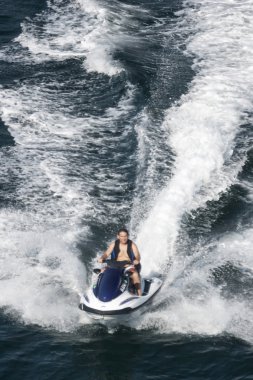jet ski üzerinde adam