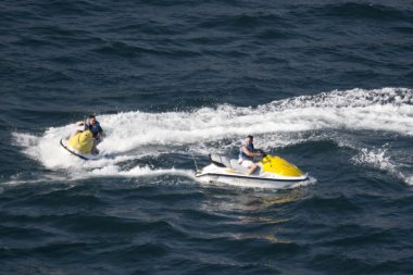 İki jet ski Acapulco Bay