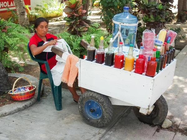 Mexicaanse vrouw verkopen van dranken — Stockfoto