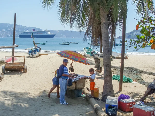 Pessoas que vendem peixe na praia — Fotografia de Stock