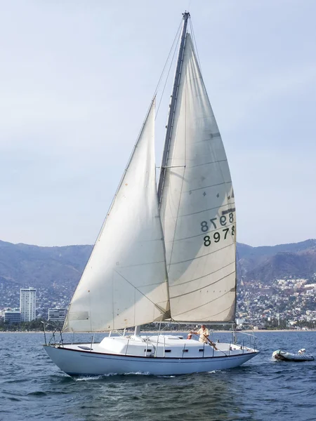 Voilier dans la baie d'Acapulco — Photo