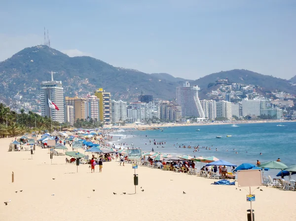 Acapulco beach with people — Stock Photo, Image