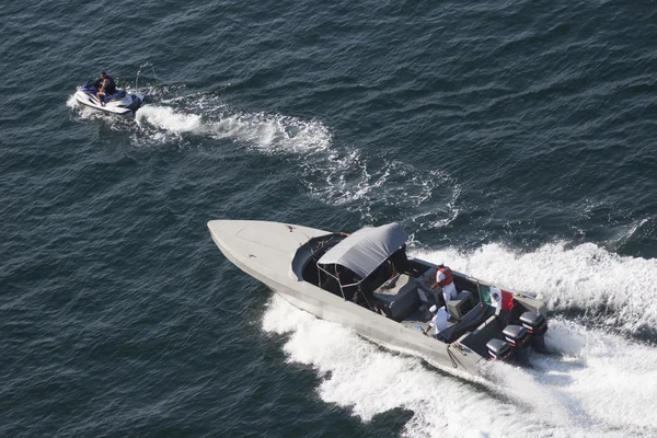 Barco guardacostas en bahía de Acapulco —  Fotos de Stock