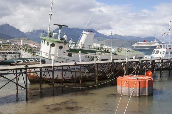 Båtar dockad i Ushuaia city — Stockfoto