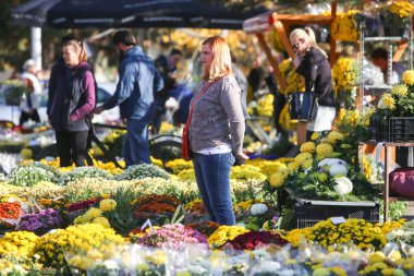 Tüm azizler günü çiçek düzenlemeleri
