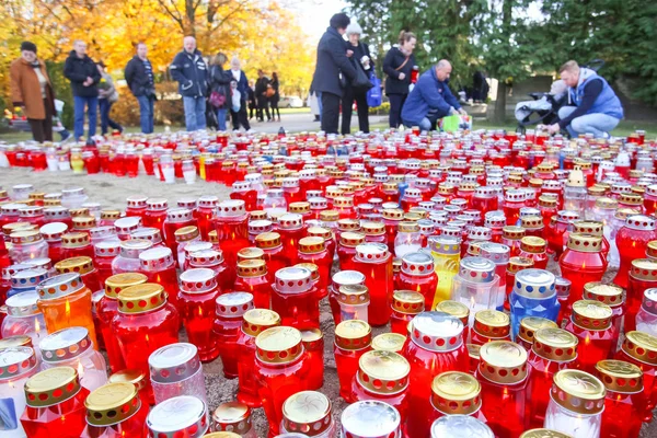 Gran grupo de velas en el cementerio — Foto de Stock