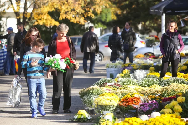 Gente comprando arreglos florales — Foto de Stock