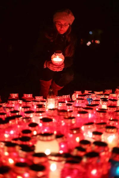 Mujer frente a velas encendidas — Foto de Stock