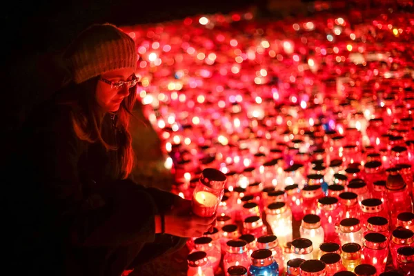 Kvinna anläggning brinnande lampion — Stockfoto