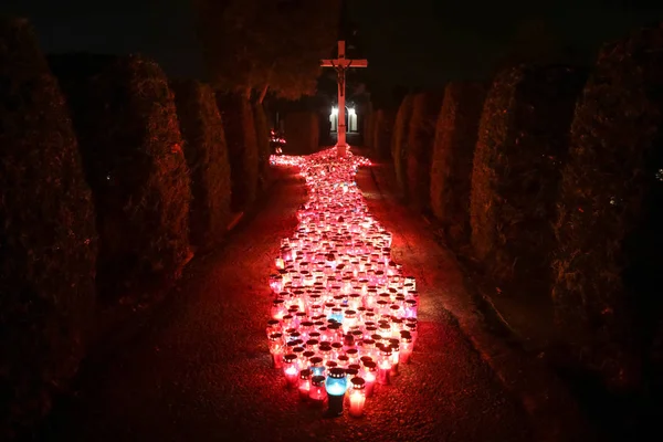 Brinnande ljus på kyrkogården — Stockfoto