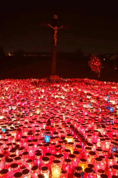 Brennende Lampions erhellen Friedhof — Stockfoto