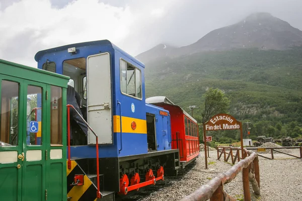 Ushuaia, Arjantin için Güney Fuegian tren istasyonunda mavi tren