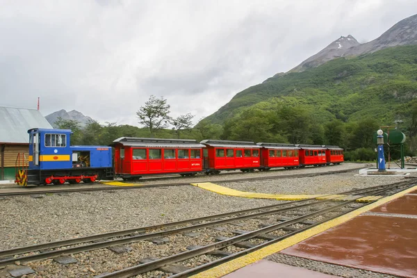 青の赤い電車 — ストック写真