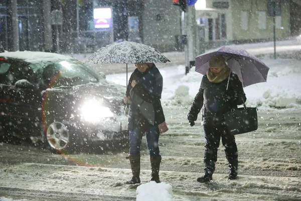 Снегопад на улицах Велика Горица, Хорватия — стоковое фото